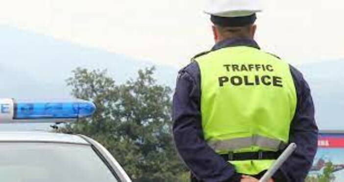 Пътните полицаи хванаха водач зад волана с пет вида наркотици