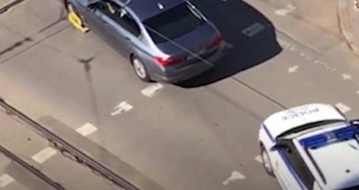 Шокиращо видео циркулира из мрежите  Автомобил шофира със скоба поставена на