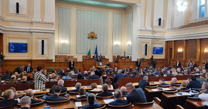 Народното събрание реши България да изпрати военна помощ на Украйна.