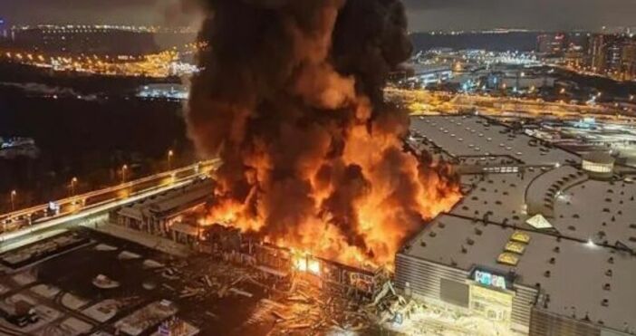 Огромен пожар бушува в един от големите търговски центрове на