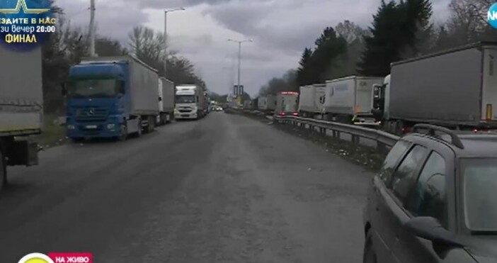 Камионите изчакват и пречат на останалия трафик.Поглед към Дунав мост