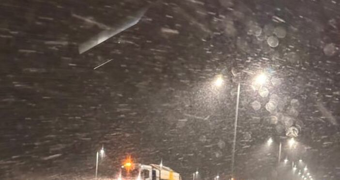 Силен снеговалеж изненада жителите на столицата тази вечер Всичко побеля