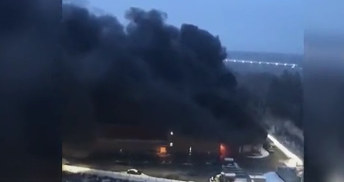 Огромен пожар избухна в строителен хипермаркет в московското предградие Балашиха.