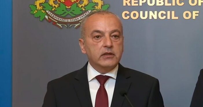 Служебният премиер Гълъб Донев отново се пошегува с името си Вече