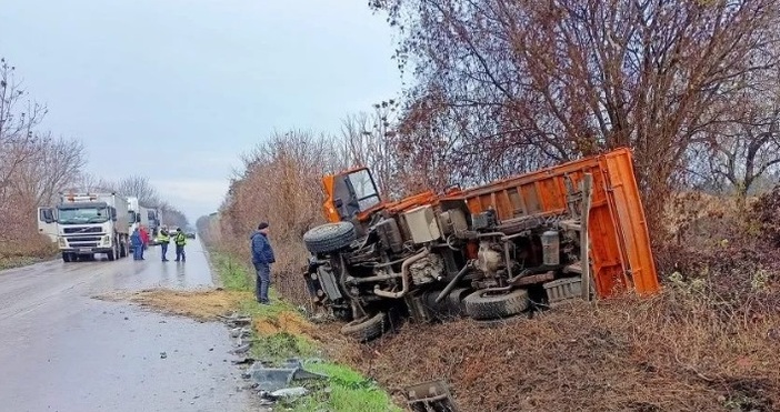 снимки Фейсбук Денонощна Пътна Помощ Варна Катастрофа с камиони и лек автомобил