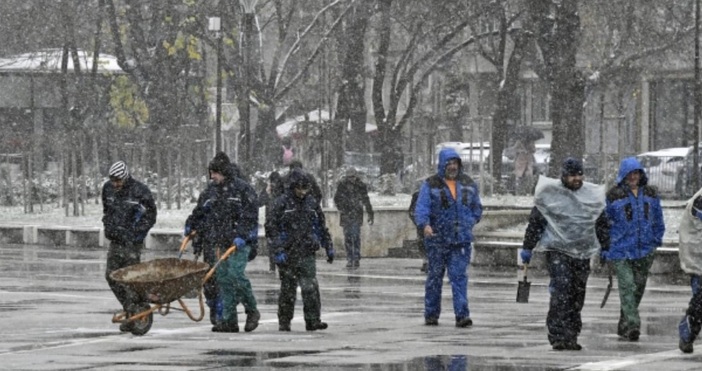 Улиците в София са обработени срещу заледяване гласи информация за