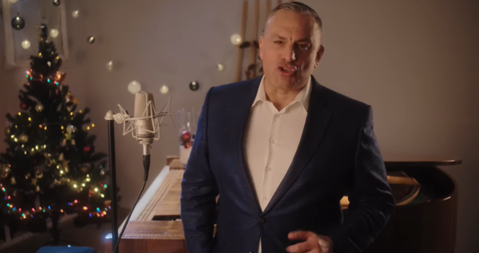 Petel.bg - новини - Юксел Кадриев изпя коледен хит и "взриви" мрежата