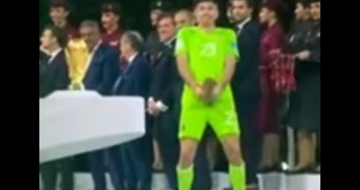 Грозни сцени след финала в Катар  Вратарят на Аржентина Емилиано Мартинес