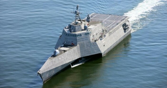 Източник  US NavyТайландските военни разположиха военни кораби и хеликоптери в опит