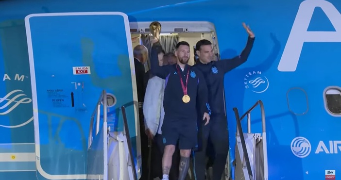 Световните шампиони по футбол от Аржентина се завърнаха в родината