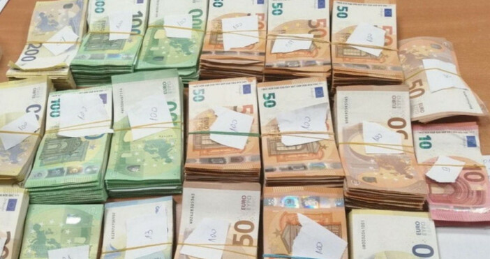 Митничарите на Лесово намериха 50 000 недекларирани евро в автомобилна