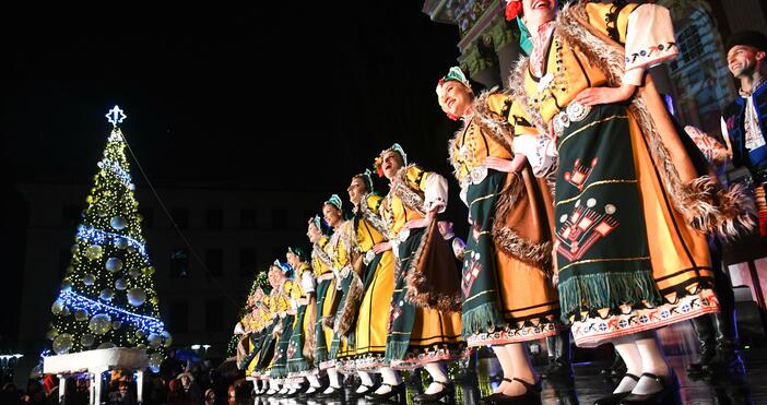 Точно в 18:00 часа, светлините на коледната елха в центъра