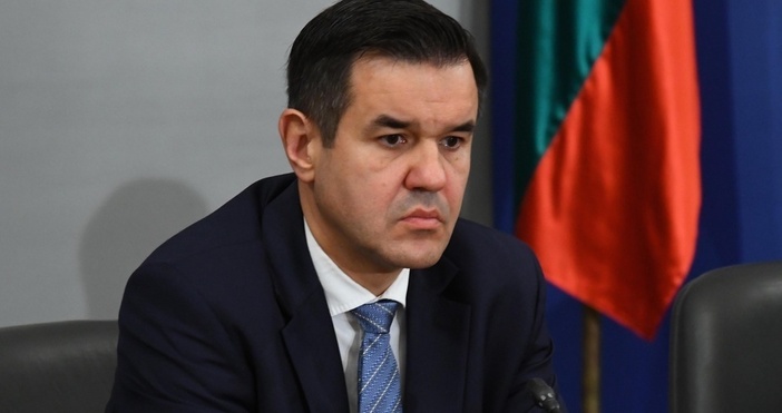 Служебен министър зарадва бедните българи Парите от данъците на Лукойл които държавата