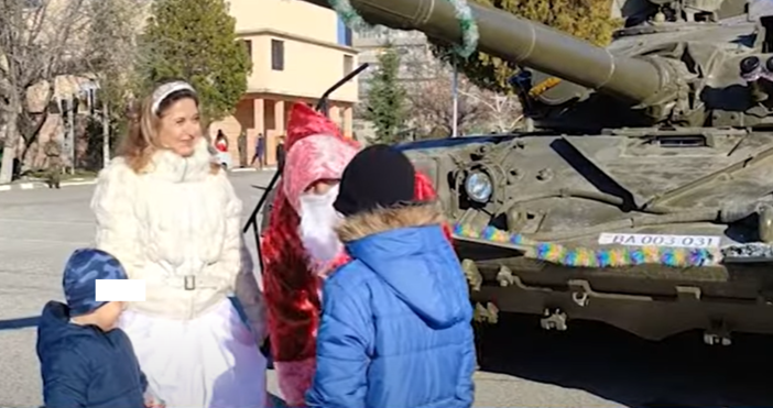 В Сливен Дядо Коледа пристигна с... танк Т-72, а в