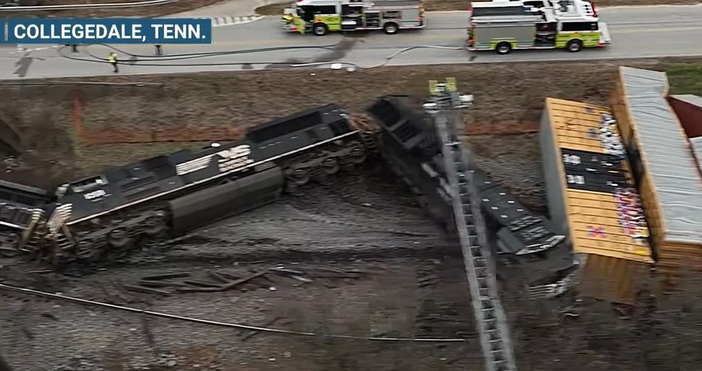 Влак дерайлира в Тенеси във вторник, след като удари камион, който теглеше