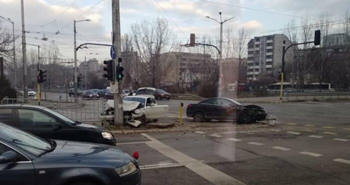 Тежък инцидент на възлово място в столицата Челна катастрофа между две коли е