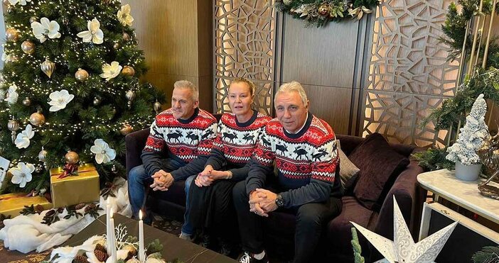 Трима легендарни български спортисти позираха за обща снимка с коледни