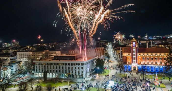 Хиляди българи ще посрещнат новата 2023 г на площадите защото