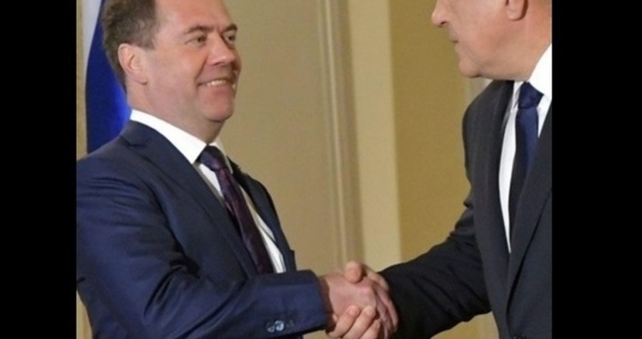 В характерния си емоционален стил Медведев отправи заплахи към НАТО