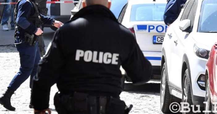 Нападателят е задържанЗадържаха мъж намушкал полицай в София В района