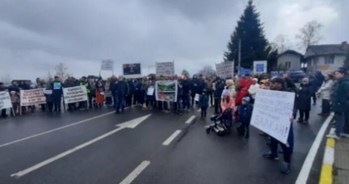 Стотици се включиха в блокадата на главния път Пловдив-Кърджали на