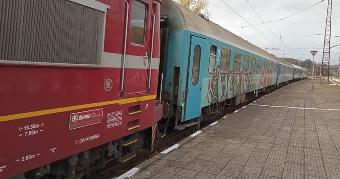 Локомотив без вагони се е запалил към 14:45 часа днес