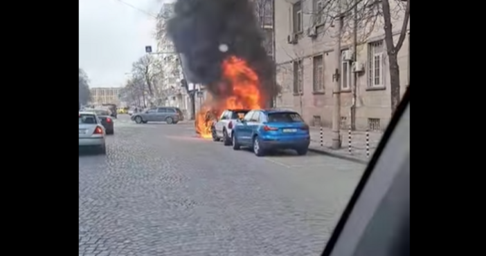 Кола избухна в пламъци до болница Пирогов Инцидентът естанал на бул