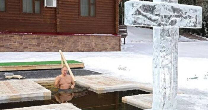 Руският президент Владимир Путин се потопи по традиция в ледена
