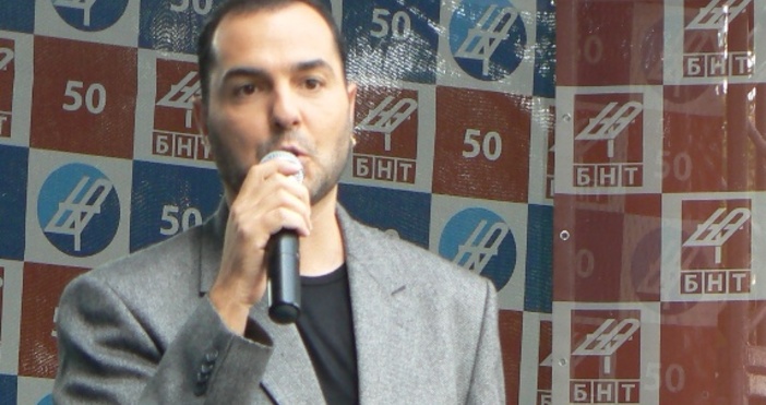Драгомир Драганов е български телевизионен водещ журналист шоумен и певец сред големите колекционери в