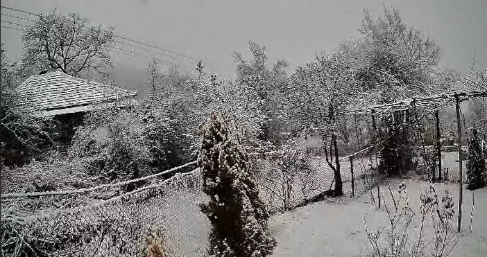 В село Вратца вали приказен сняг Даже вече е натрупала дебела