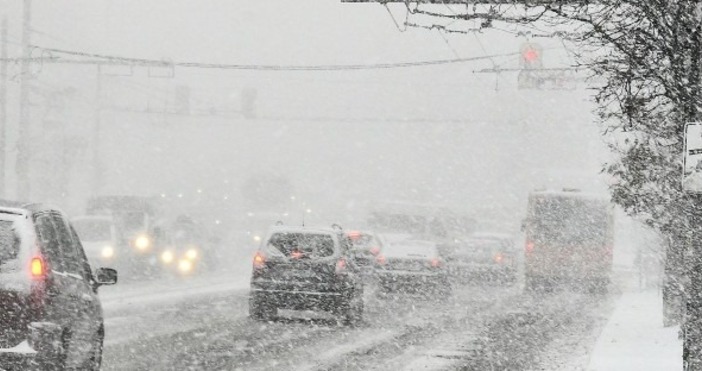 На терен са 110 снегопочистващи машиниСняг заваля в София На
