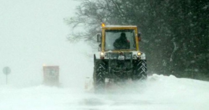 Силен сняг вали на прохода Предел има закъсали камиони пише