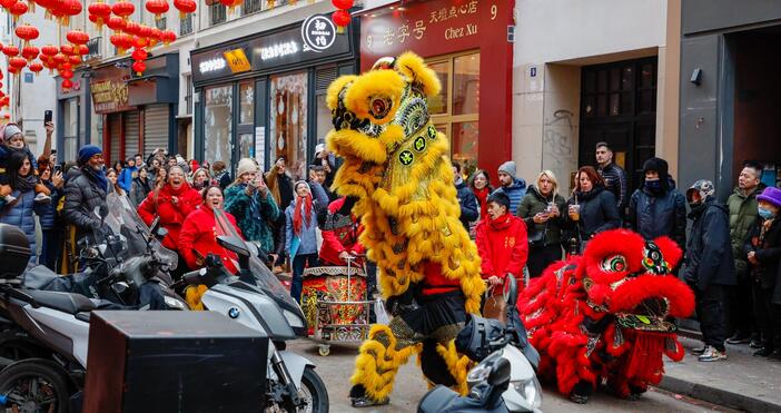 Парижани и гости на града наблюдават традиционния Танц на лъв