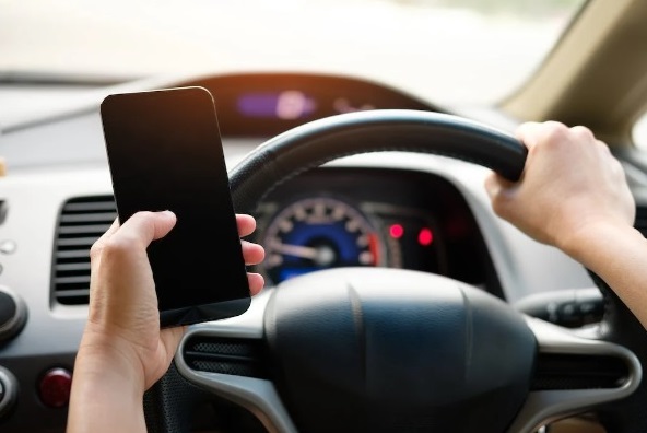 Мъж от Варна ще плати над 250 евро глоба за шофиране при използване на мобилен телефон в чужбина