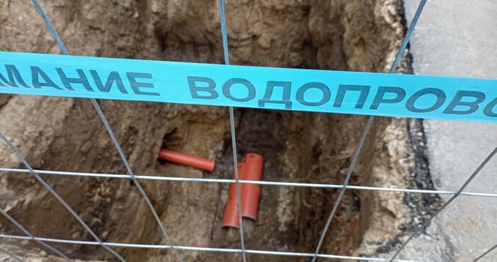 Авария на уличен водопровод в София затвори входа на метростанция