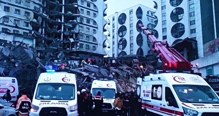 Броят на жертвите от земетресенията в Турция нарасна на 4544,