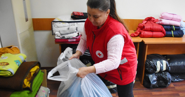 Снимки БЧК Варна вече посреща желаещи които искат да помогнат