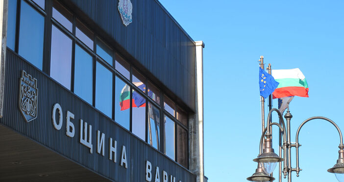 Днес всички знамена на институциите във Варна, а и в