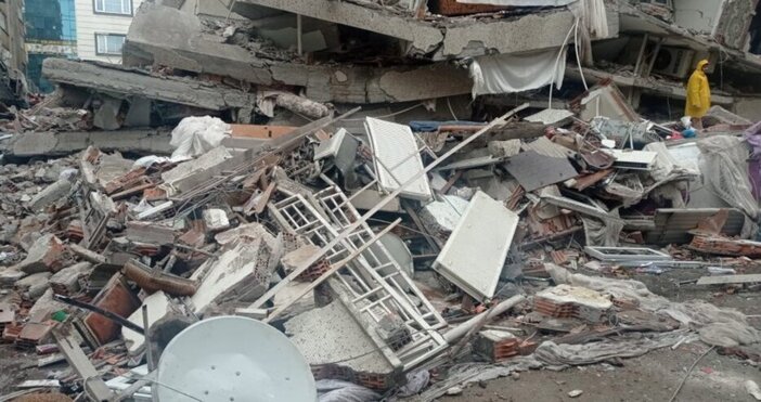 Още двама души бяха извадени живи от развалините в Турция