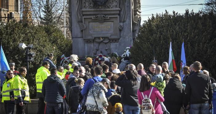 Снимки: Опашки от хора се образуваха пред паметника на Васил Левски
