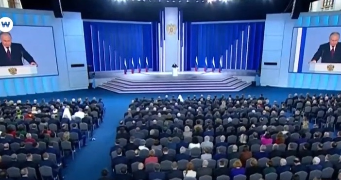 Путин държи в момента историческа реч.Руският президент Владимир Путин отправя