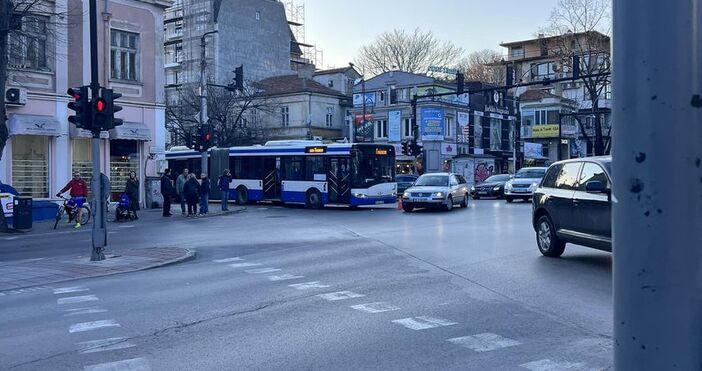 На кръстовището до Икономически университет-Варна автомобил е блъснал автобус, който
