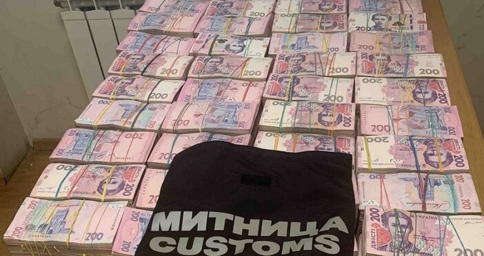 Митническите служители на ГКПП Лесово откриха украинска валута за близо
