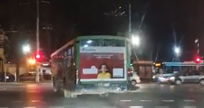 Автобус от Градския транспорт във Варна минава на червено на