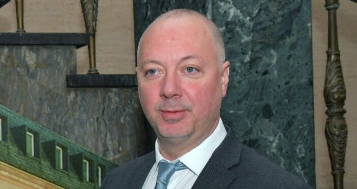 Според него Продължаваме Промяната нямат структури по места и инертността