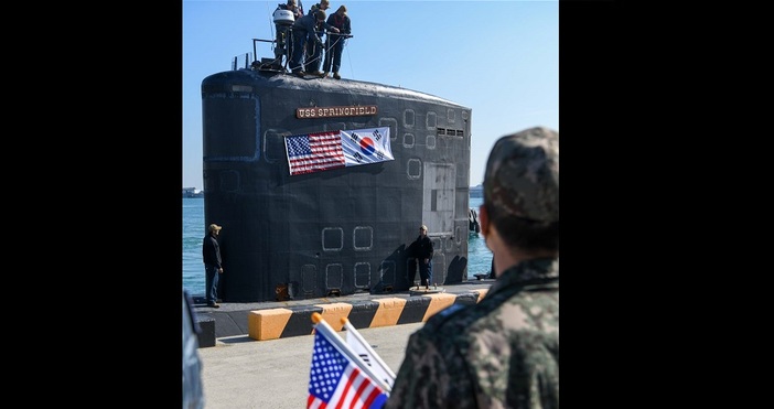 Ядрена подводница на САЩ акостира в Южна Корея на фона