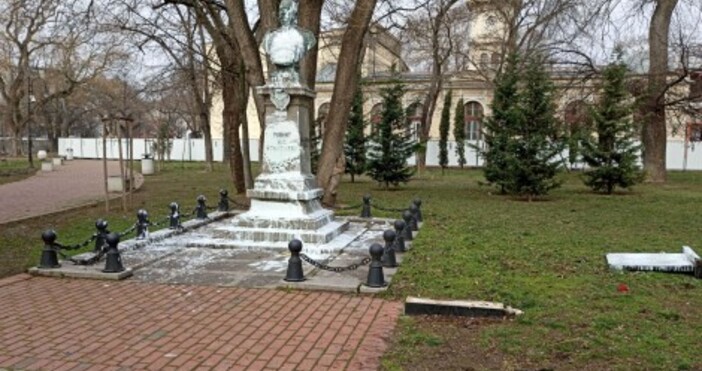 Вандали посегнаха на паметника на граф Игнатиев във Варна намиращ