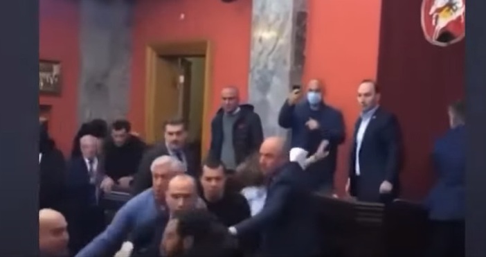 Депутатите в Грузия се сбиха докато парламентарна комисия обсъждаше спорен