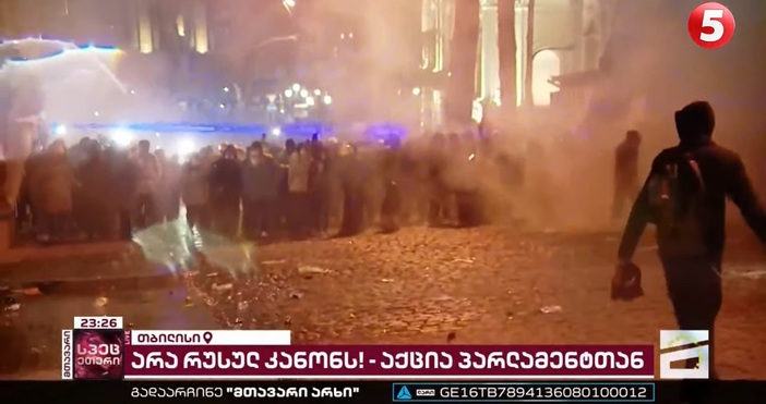 Хиляди предизвикаха безредици на протест в Грузия заради спорен закон.
