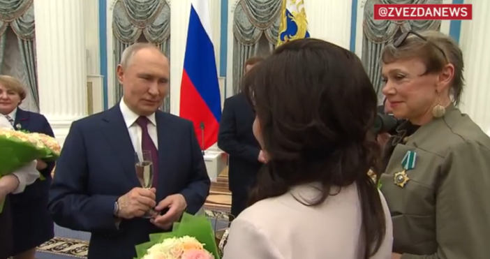 Президентът Владимир Путин, разговаряйки с жени след връчването на държавните